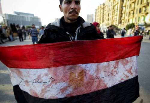 Χάος στο Κάιρο με συγκρούσεις αντιπάλων και οπαδών του Μουμπάρακ