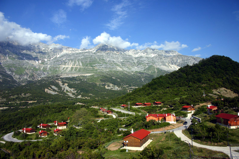 To Δασικό Χωριό «Κέδρος» στα Τζουμέρκα