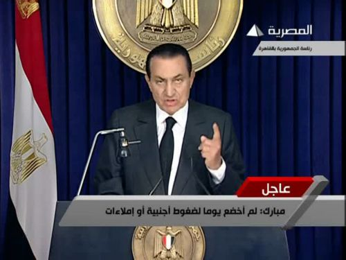 Δεν παραιτείται ο Χόσνι Μουμπάρακ, μεταφέρει εξουσίες στον αντιπρόεδρο