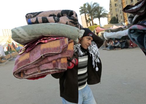 Στην πλατεία της Ελευθερίας τους παραμένουν χιλιάδες Αιγύπτιοι