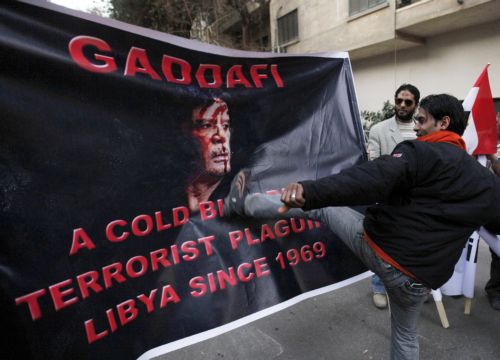 Διαψεύδει τις φήμες για αποχώρησή του στο εξωτερικό ο Μουαμάρ Καντάφι