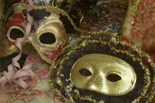 Όταν οι Κυκλάδες ντύνονται… αποκριάτικα