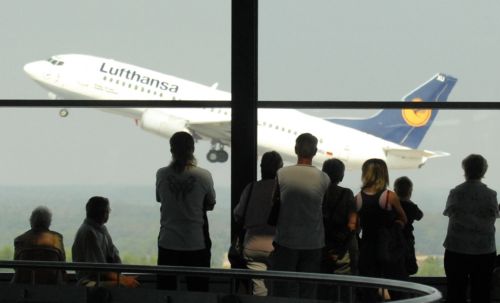 Κέρδη 1,1 δισ. ευρώ για το 2010 ανακοίνωσε η Lufthansa