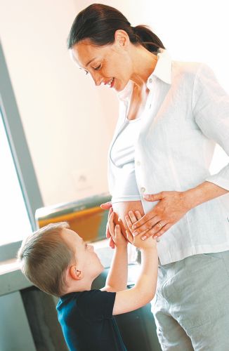 Αλλαγές στο θεσμικό πλαίσιο για τις άδειες μητρότητας ζητά ο Συνήγορος του Πολίτη