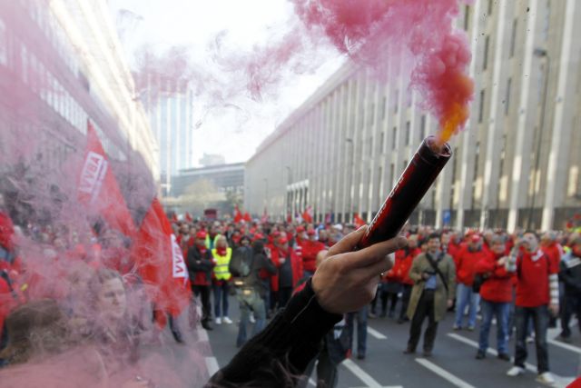 Κοινωνική Ευρώπη ζητούν από τους «27» χιλιάδες διαδηλωτές στις Βρυξέλλες