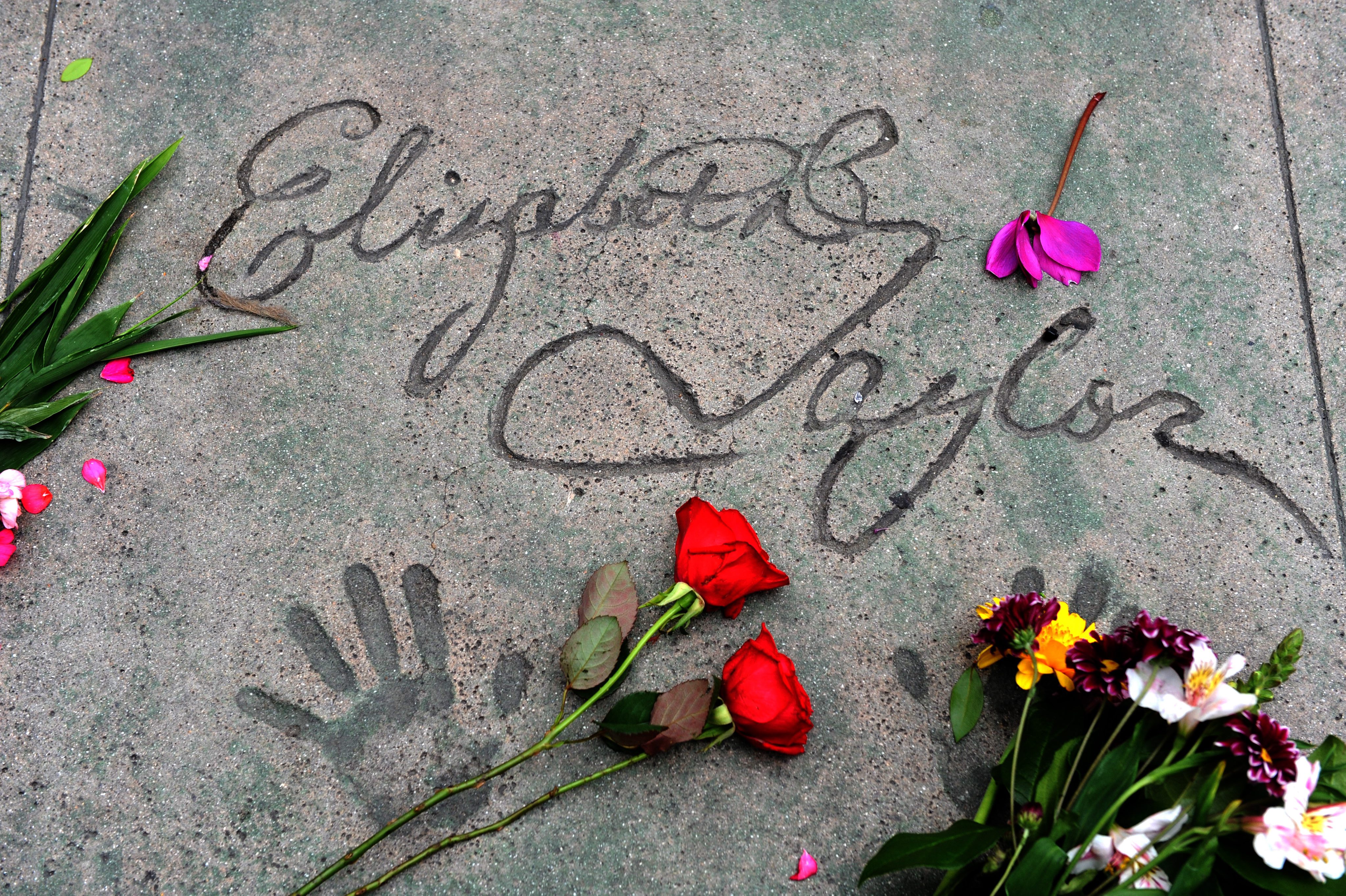 «Ντίβα» ακόμα και στην κηδεία της η Ελίζαμπεθ Τέιλορ