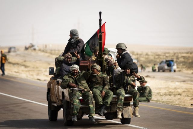 Συνεχίζεται το σφυροκόπημα στη Λιβύη, προχωρούν στα δυτικά οι αντικαθεστωτικοί
