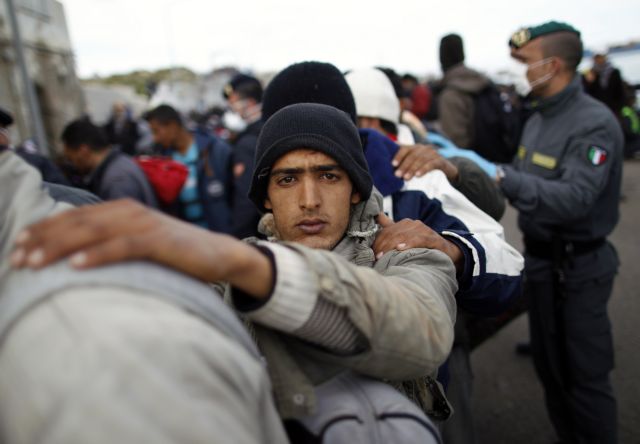 «Καθαρή» από μετανάστες Λαμπεντούζα υπόσχεται ο Σίλβιο Μπερλουσκόνι