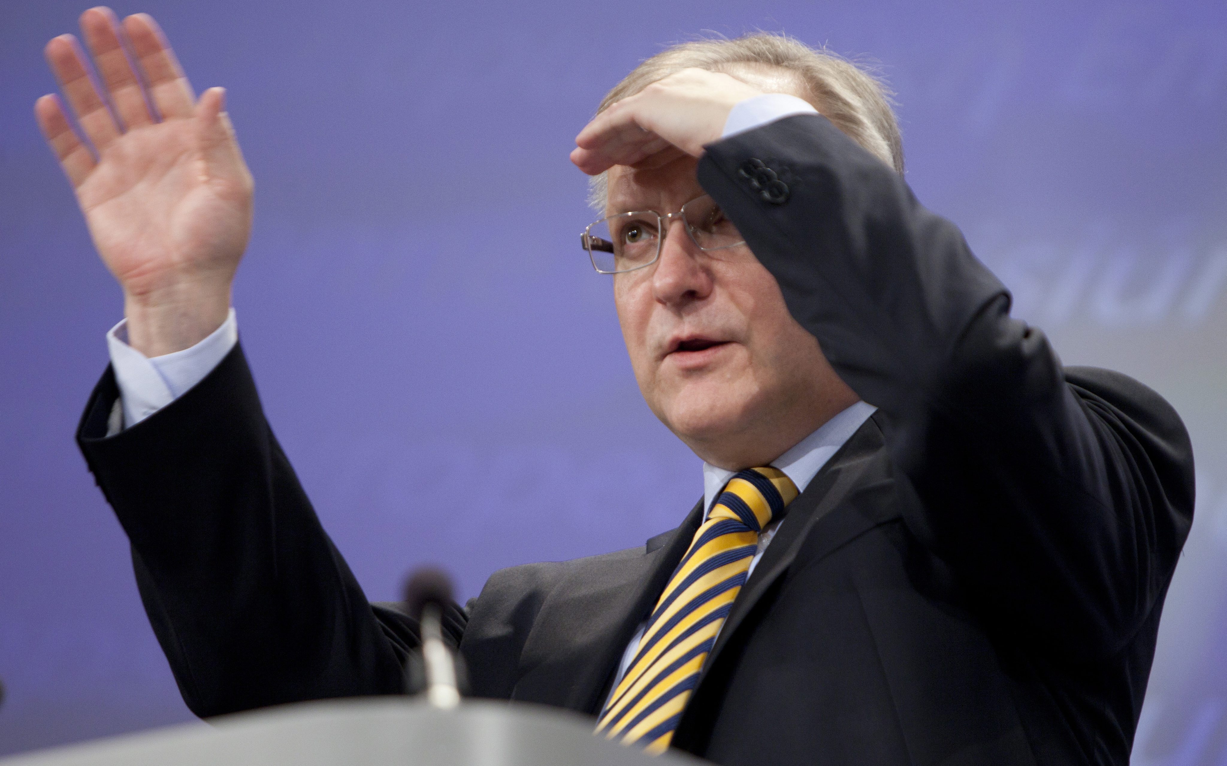 Η Κομισιόν διαψεύδει τα σενάρια αναδιάρθρωσης του ελληνικού χρέους