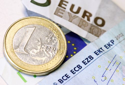 Κοντά στο υψηλότερο επίπεδο από τις αρχές του 2010 το ευρώ