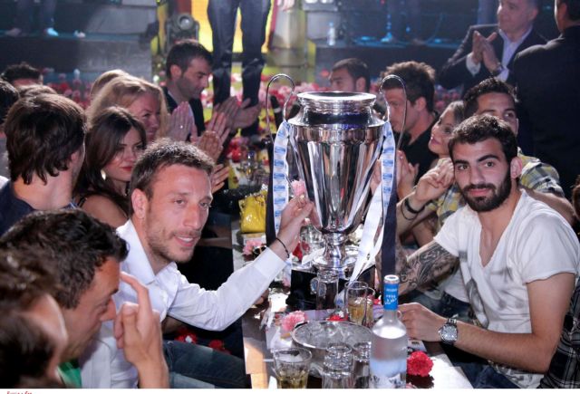 Τα επεισόδια δεν… χάλασαν το γλέντι της ΑΕΚ για την κατάκτηση του Κυπέλλου