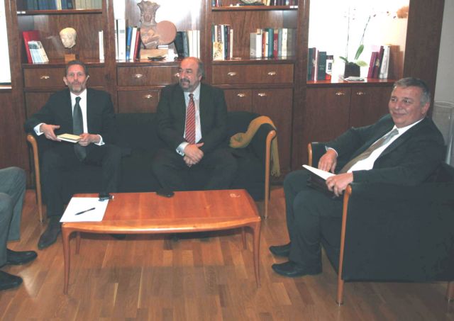 Το ενδεχόμενο αναβολής ή ματαίωσης των πλέι οφ εξετάζει η κυβέρνηση