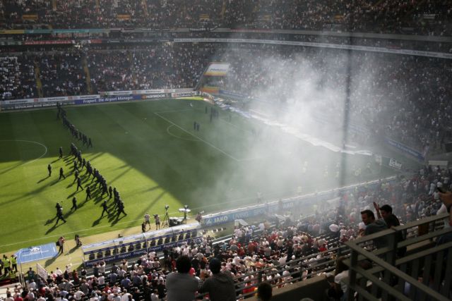 Εισβολή οπαδών της Αϊντραχτ στο γήπεδο και προπηλακισμοί παικτών