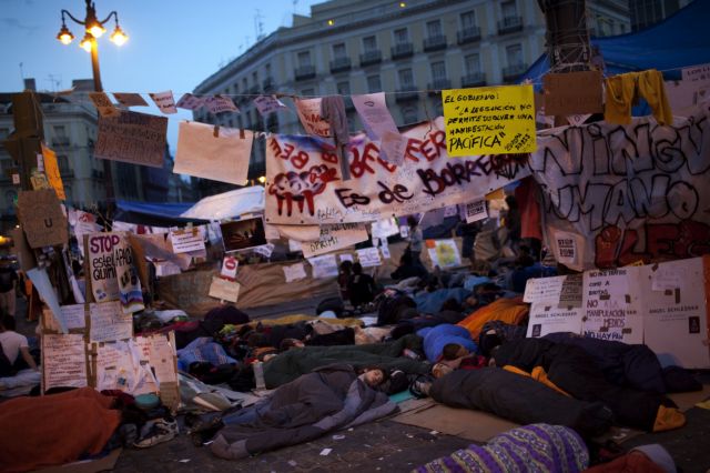 Στη σκιά των συγκεντρώσεων των «Αγανακτισμένων» άνοιξαν οι κάλπες στην Ισπανία