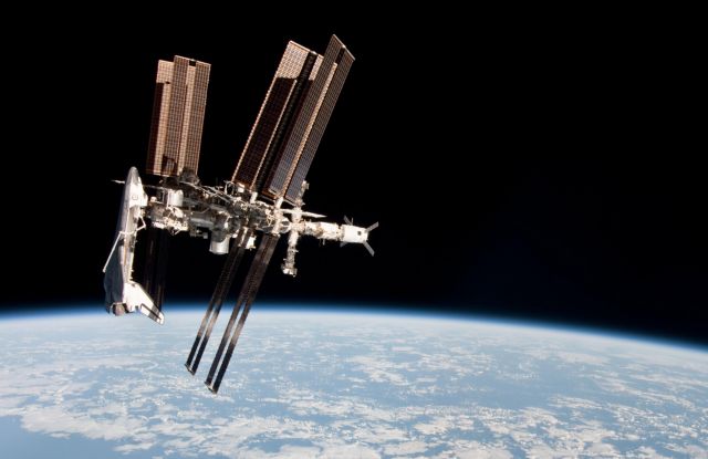 Οι πρώτες φωτογραφίες διαστημικού λεωφορείου συνδεδεμένου στον ISS