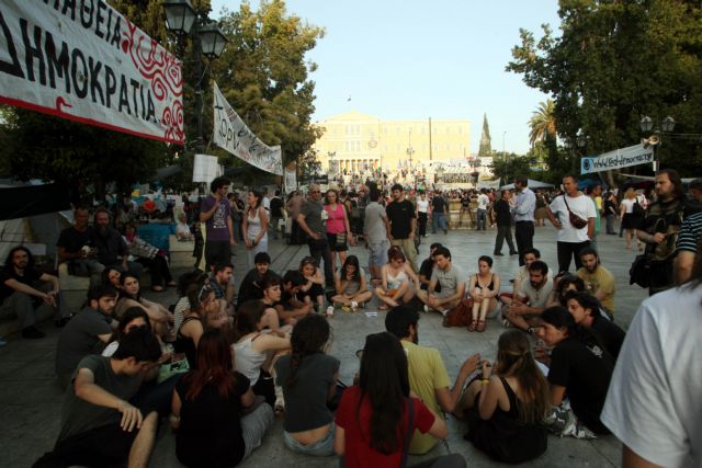 «Αγανακτισμένοι» στο Σύνταγμα με φόντο την κατάθεση του Μεσοπρόθεσμου στη Βουλή