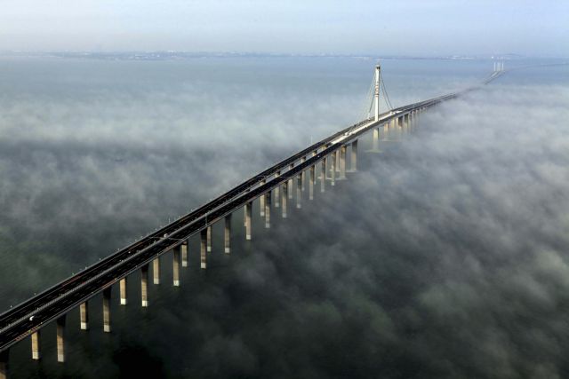 Εγκαινιάστηκε στην Κίνα η μεγαλύτερη θαλάσσια γέφυρα του κόσμου