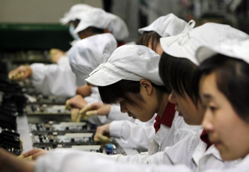 Η Foxconn προσλαμβάνει ένα εκατομμύριο ρομπότ για να απαλλαχθεί από τους εργαζόμενους