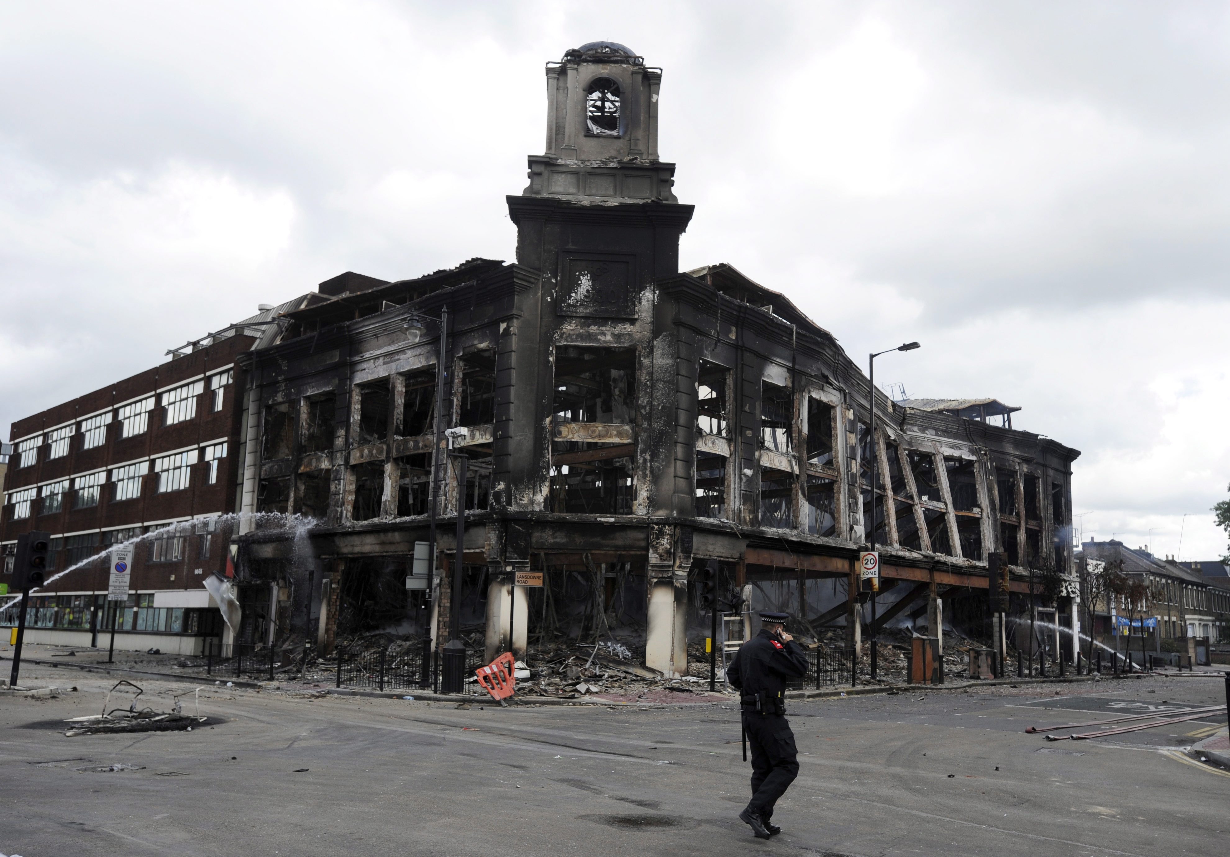 Λεηλασίες σε σπίτια και καταστήματα μετά τα βίαια επεισόδια στο βόρειο Λονδίνο