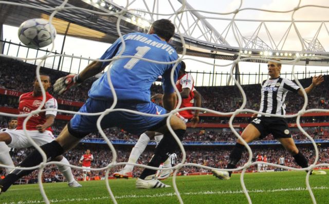 Ακούμπησαν… σεντόνι Αρσεναλ, Λιόν και Πλζεν (pics)