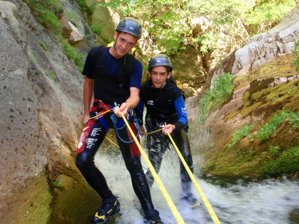 Canyoning: Διασκέδαση, περπάτημα και βουτιές στο βουνό
