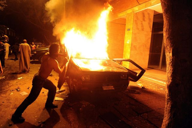 Νεκρούς μετρά η Αίγυπτος, μετά την εισβολή διαδηλωτών στην ισραηλινή πρεσβεία