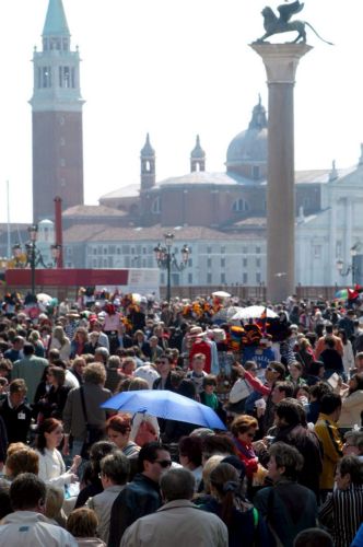 Ιταλοί γονείς στρέφονται στη Δικαιοσύνη για να «γλιτώσουν» από τον 40χρονο γιο τους