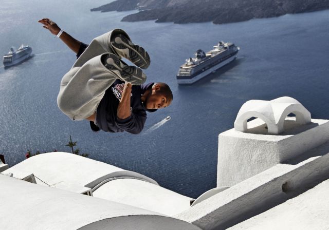 Εντυπωσιακές εικόνες parkour στη Σαντορίνη (pics+vid)