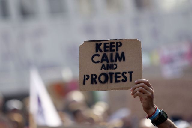 Στους δρόμους αγανακτισμένοι πολίτες σε όλο τον κόσμο ζητώντας αληθινή αλλαγή