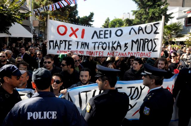 Παρελάσεις οργής σε όλη τη χώρα με μαύρες κορδέλες και επιθέσεις κατά πολιτικών