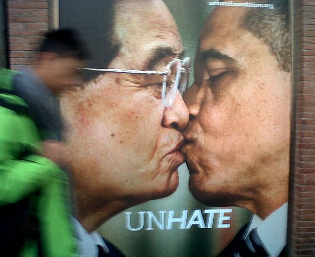 Φιλιά στο στόμα ανταλλάσσουν πολιτικοί και θρησκευτικοί ηγέτες σε διαφήμιση της Benetton
