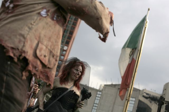 Στους δρόμους της πόλης του Μεξικού κατέβηκαν χιλιάδες… ζόμπι