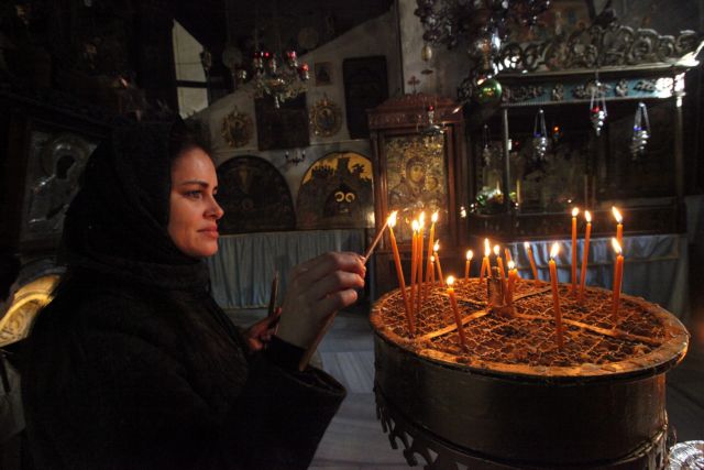 Άγια νύχτα στη Βηθλεέμ με δεκάδες χιλιάδες προσκυνητές