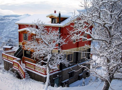 Εκδρομή στην Κορινθία: Το «Σαλέ των Χρωμάτων» στα Τρίκαλα