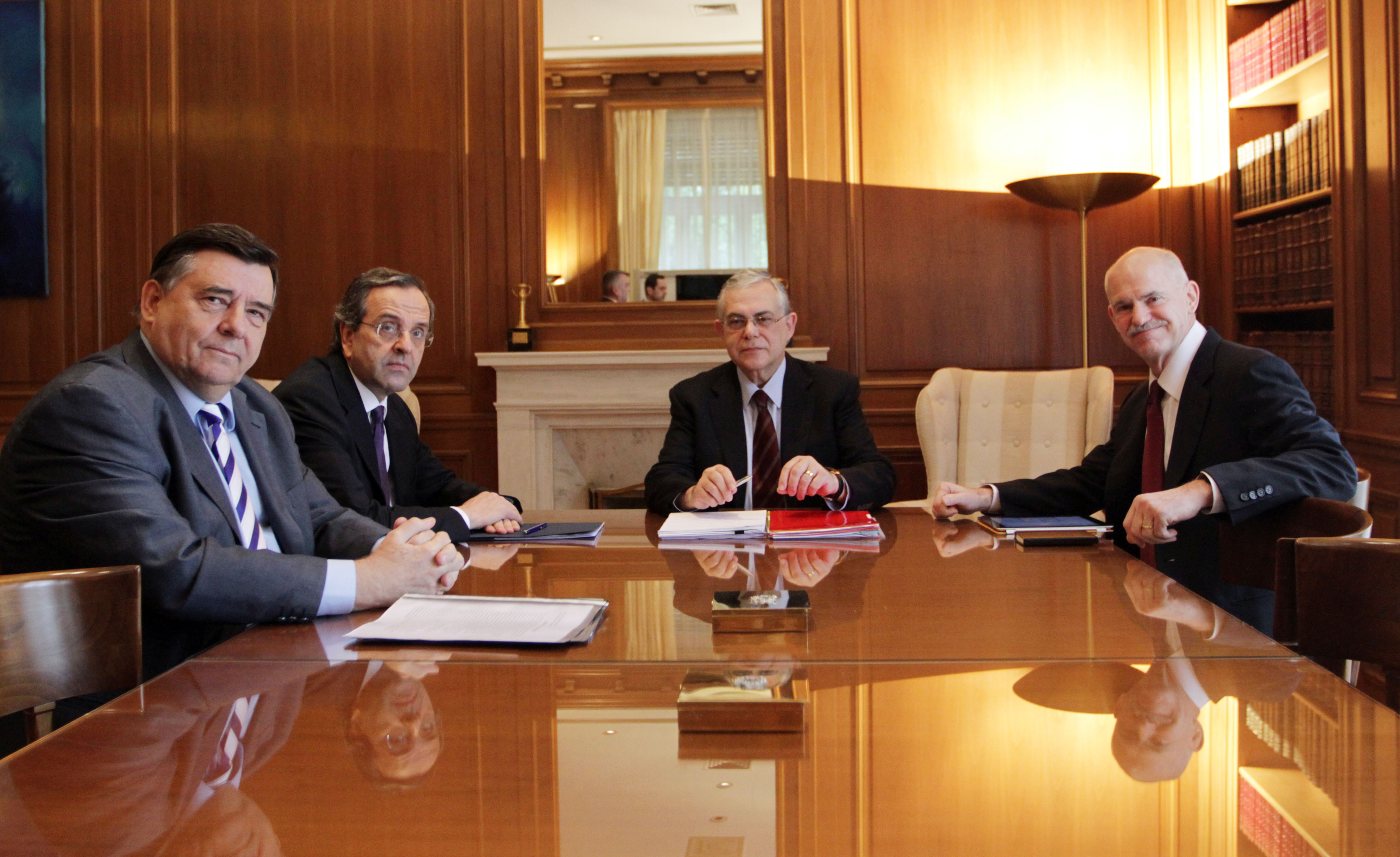 Πέμπτη ή Παρασκευή το νέο συμβούλιο πολιτικών αρχηγών υπό τον Λ.Παπαδήμο