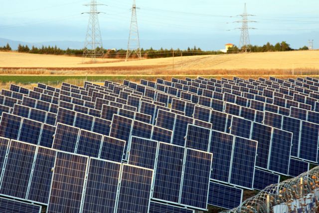 Μείωση των εγγυημένων τιμών αγοράς ενέργειας από φωτοβολταϊκά αποφάσισε το ΥΠΕΚΑ