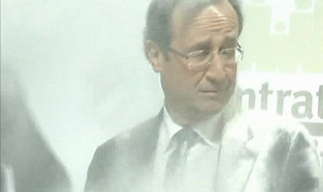 Αλεύρωσαν τον Φρανσουά Ολάντ κατά τη διάρκεια ομιλίας στη Λιλ