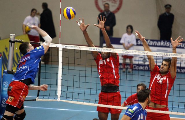 Κράτησε το +5 ο Ηρακλής από τον Ολυμπιακό που πήρε το ντέρμπι