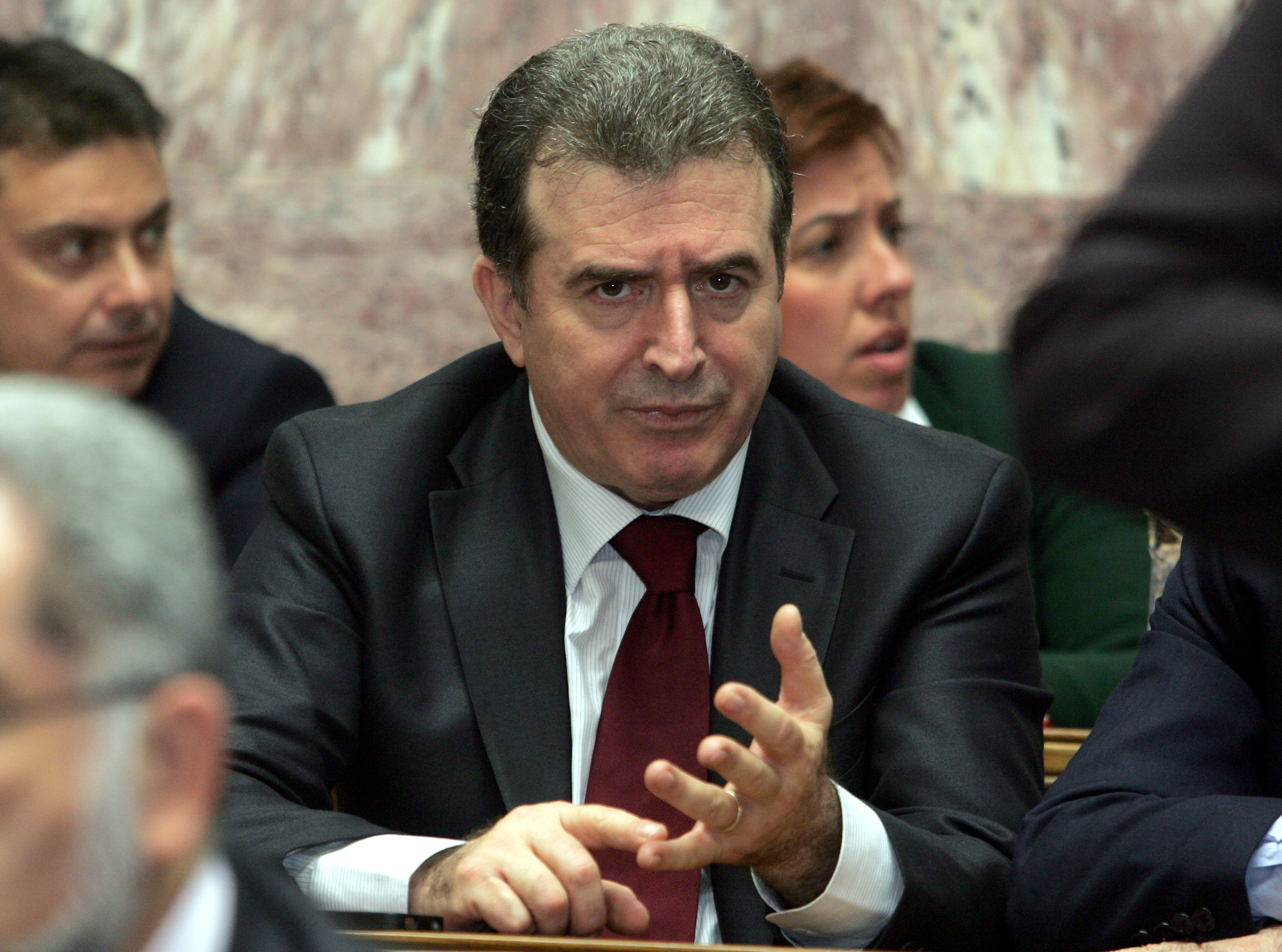 Αν απογοήτευσα τον Γ.Παπανδρέου, όφειλε να με παύσει από υπουργό, λέει ο Μ.Χρυσοχοΐδης