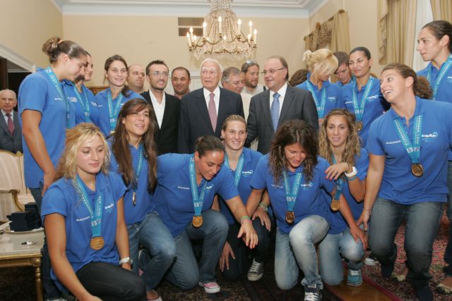 Στον Πρόεδρο της Δημοκρατίας τα «ασημένια» κορίτσια του πόλο