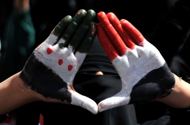 Δυνάμεις του στρατού βομβαρδίζουν ανελέητα την πόλη Χομς στη Συρία