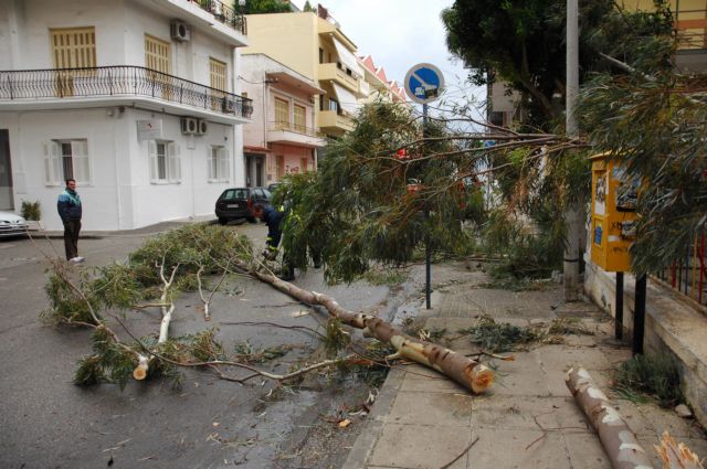Μία γυναίκα νεκρή από τη νεροποντή στη Σύμη, πολλά προβλήματα σε όλη τη χώρα