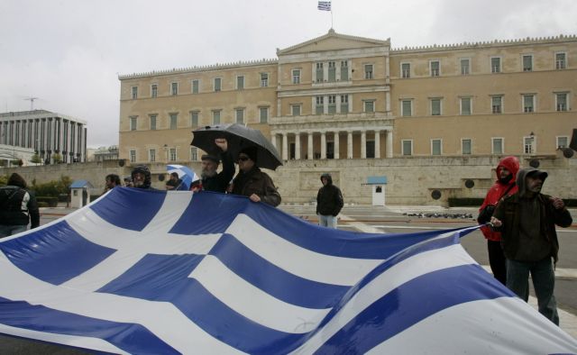 «Να τελειώνουμε με τη φάρσα της ελληνικής διάσωσης» καλεί το Spiegel