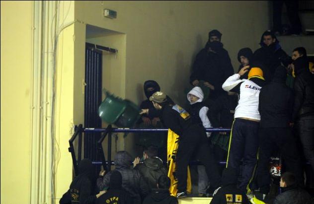 Μαχαιρωμένος οπαδός, δακρυγόνα και προσαγωγές στη Γλυφάδα