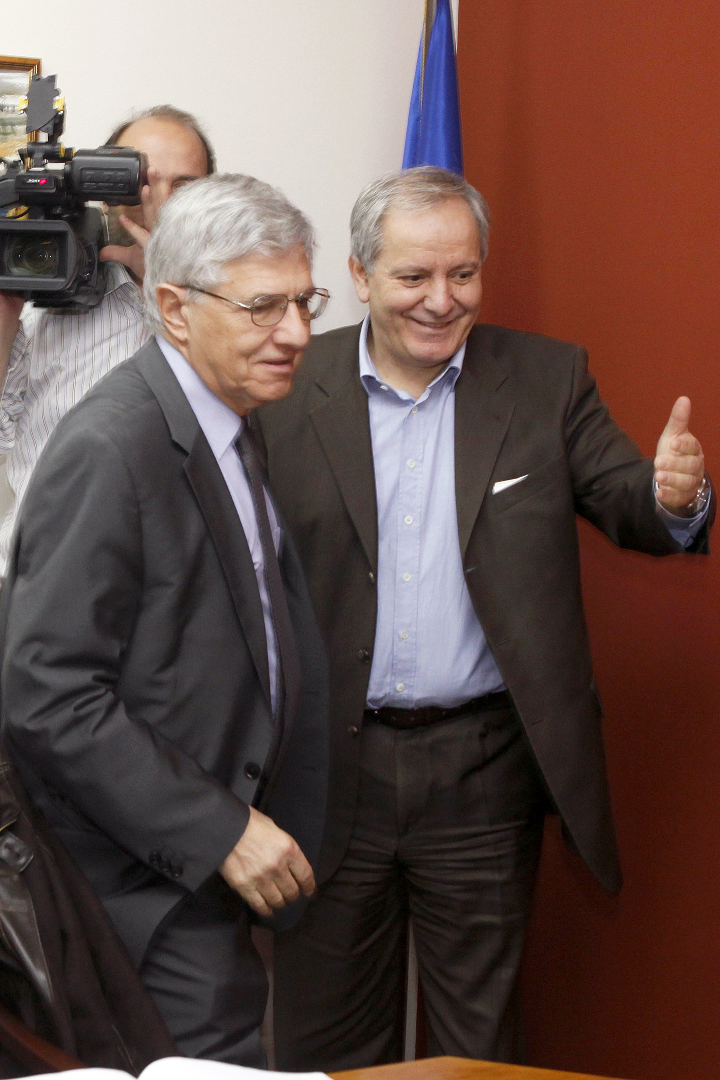 Κώδωνας κινδύνου για τη λειτουργία των δήμων από τις περικοπές στη χρηματοδότηση