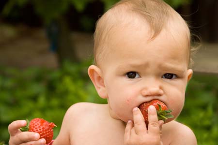 Τα παιδιά που τρώνε με τα χέρια δεν κινδυνεύουν από παχυσαρκία
