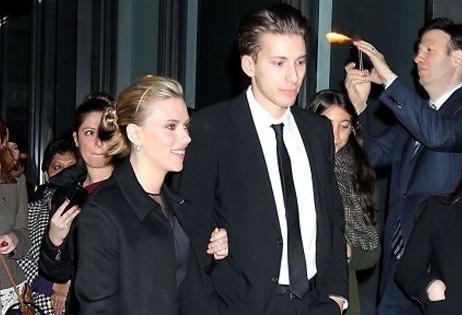 Ο καυτός συνοδός της Σκάρλετ Τζοχάνσον