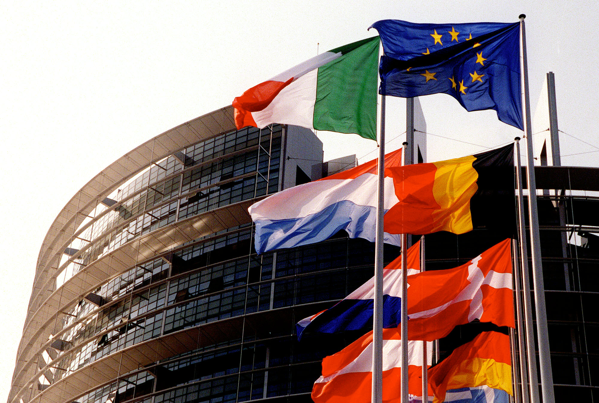 Εξηγήσεις από Μπαρόζο και Ρεν για τα σκληρά μέτρα στην Ελλάδα ζητούν οι ευρωσοσιαλιστές