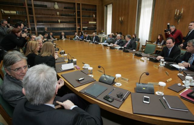 Προς ανασχηματισμό η κυβέρνηση Παπαδήμου μετά τη βροχή παραιτήσεων