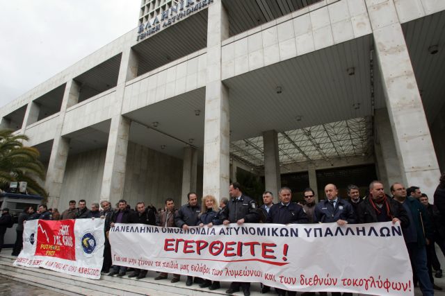 Εντάλματα σύλληψης των εκπροσώπων της τρόικας ζητούν οι Αστυνομικοί